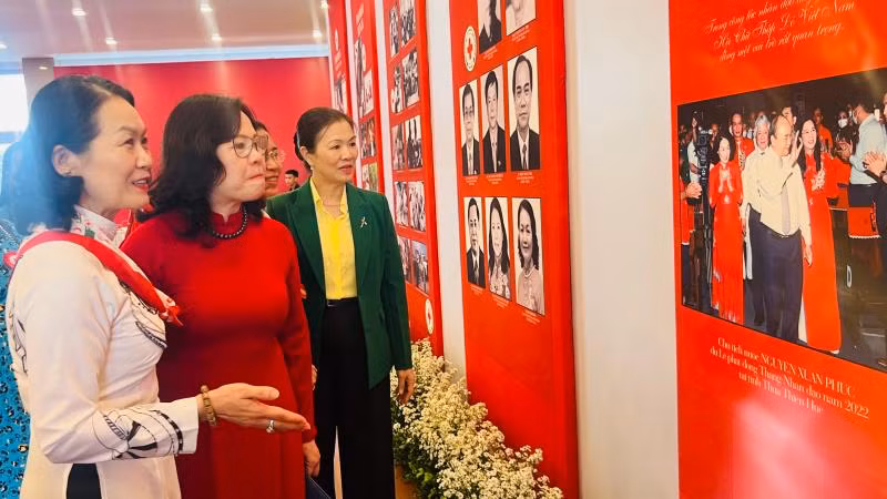 Các đại biểu tham quan triển lãm.