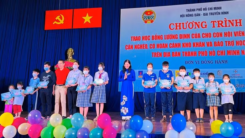 Các em học sinh nhận học bổng do Công ty Bảo hiểm PVI tài trợ.