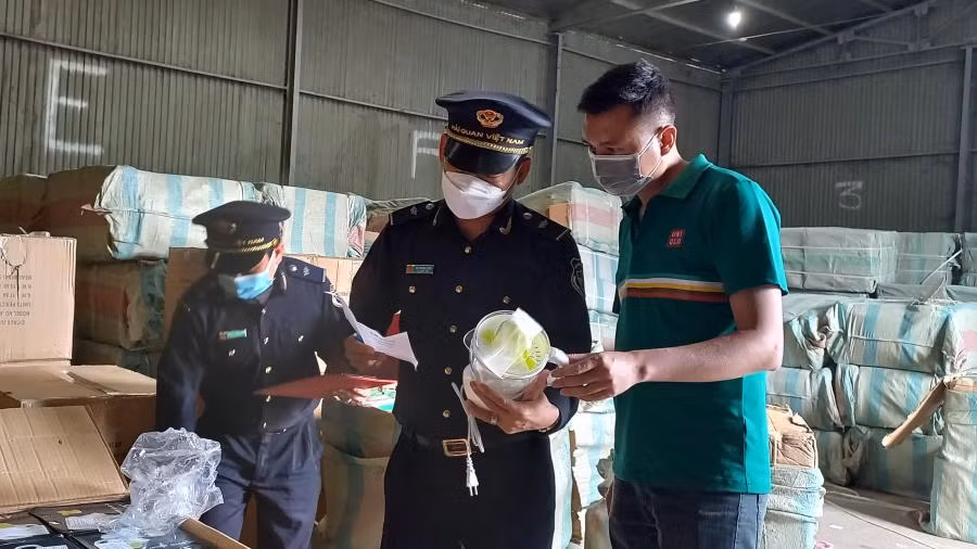 Hoạt động nghiệp vụ của công chức Hải quan. (Ảnh minh họa)