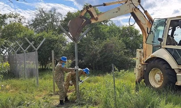 Đội Công binh chôn cột chữ Y để làm hàng rào bảo vệ. (Nguồn: vnexpress.net/TTXVN) 