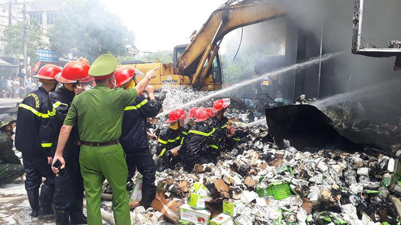 Lực lượng phòng cháy, chữa cháy tỉnh Tuyên Quang tích cực dập lửa.