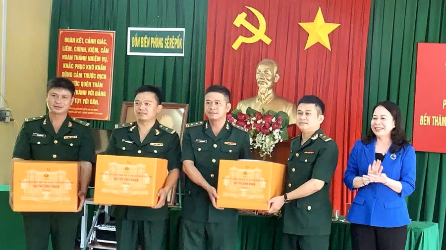 Phó chủ tịch nước Võ Thị Ánh Xuân tặng quà cho cán bộ, chiến sĩ Đồn Biên phòng Sê-Rê-Pốk.