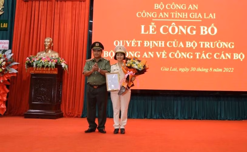 Thiếu tướng, Giám đốc Công an tỉnh Gia Lai Rah Lan Lâm trao quyết định cho Phó Giám đốc Công an Gia Lai Ksor H’Bơ Khắp.