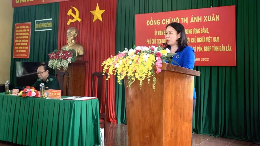 Phó chủ tịch nước Võ Thị Ánh Xuân phát biểu tại buổi làm việc với cán bộ, chiến sĩ Đồn Biên phòng Sê-Rê-Pốk.