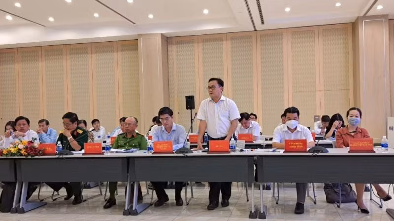 Phó Giám đốc Sở Y tế tỉnh Bình Dương Huỳnh Minh Chín thông tin về dịch bệnh. (Ảnh: TRỊNH BÌNH)