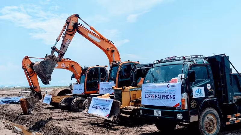 Các phương tiện tiến hành thi công dự án Core5 ngay tại công trường.
