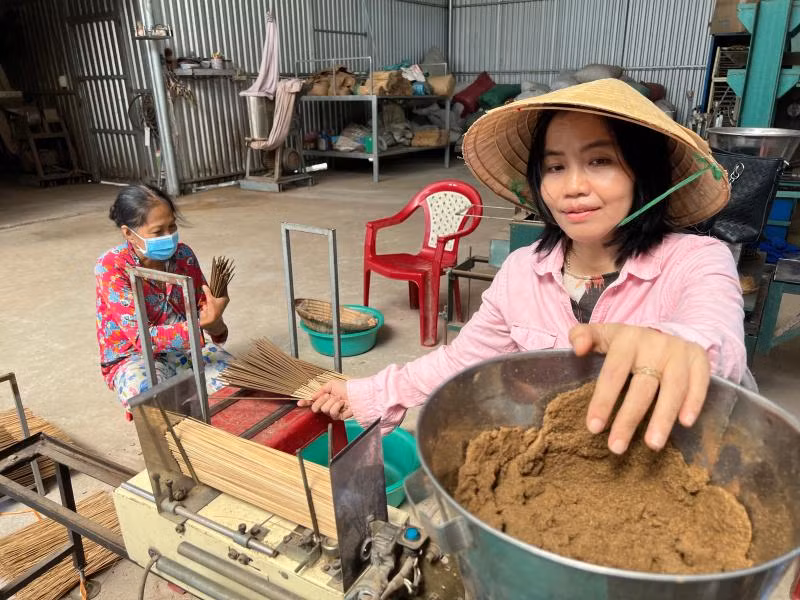 Cơ sở sản xuất nhang sinh học của cô giáo Song Đào giải quyết việc làm cho nhiều lao động nữ tại địa phương.