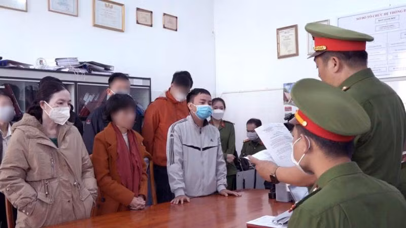 Công an tỉnh Lâm Đồng tống đạt quyết định khởi tố bị can Nguyễn Xuân Đạt và Phạm Thị Hoa. (Ảnh: Công an tỉnh Lâm Đồng cung cấp)