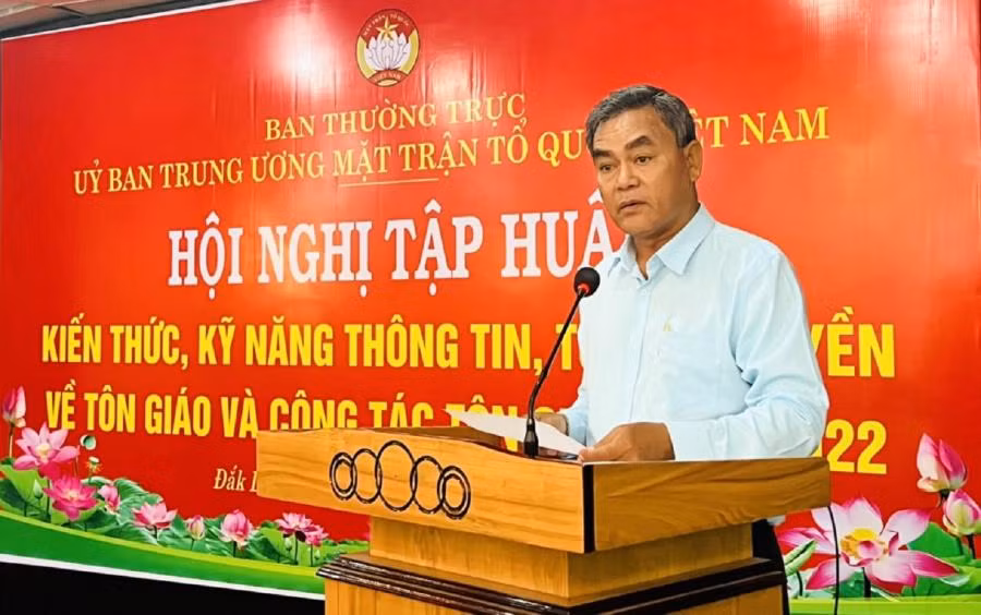 Phó Bí thư Tỉnh ủy Đắk Lắk phát biểu tại hội nghị.