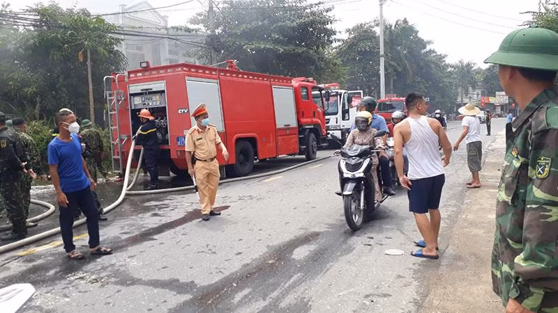 Đến 14 giờ chiều cùng ngày ngọn lửa đã cơ bản được khống chế.