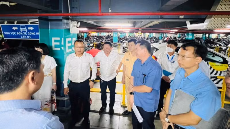 Đoàn Ủy ban An toàn giao thông quốc gia kiểm tra thực tế khu vực xe ta-xi, xe công nghệ đón hành khách tại sân bay Tân Sơn Nhất.