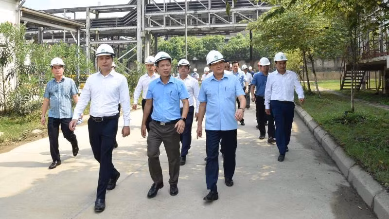 Phó Thủ tướng Lê Minh Khái kiểm tra Dự án Nhà máy sản xuất phân bón DAP-2 Lào Cai. (Ảnh: baochinhphu.vn)