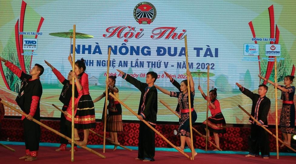 Tiết mục "Lời chào nhà nông" của đội thi đến từ huyện miền núi Tương Dương. (Ảnh: Thanh Phúc)
