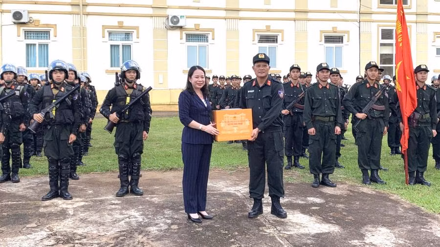 Phó chủ tịch nước Võ Thị Ánh Xuân tặng quà cán bộ, chiến sĩ Trung đoàn cảnh sát cơ động Tây Nguyên nhân kỷ niệm 77 năm ngày truyền thống Công an nhân dân Việt Nam (19/8/1945-19/8/2022)
