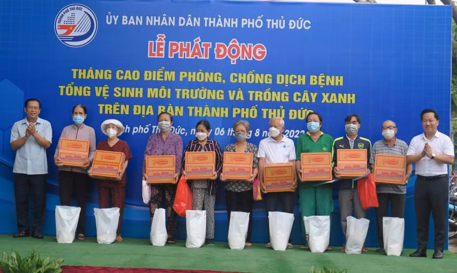 UBND thành phố Thủ Đức tặng quà cho người nghèo trên địa bàn thành phố.