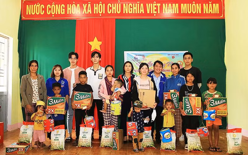 Các thành viên Hành trình “Share love - Give hope” lần thứ 2, năm 2022 trao quà tặng người dân, thanh, thiếu nhi Gia Lai.
