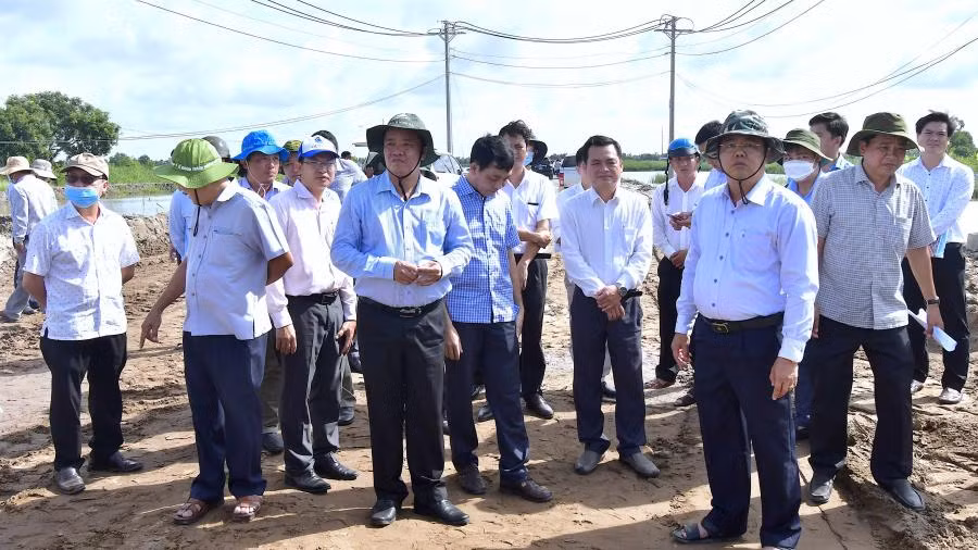 Lãnh đạo tỉnh Cà Mau kiểm tra tiến độ xây dựng tuyến đường giao thông kết nối vào khu vực đầm Thị Tường.