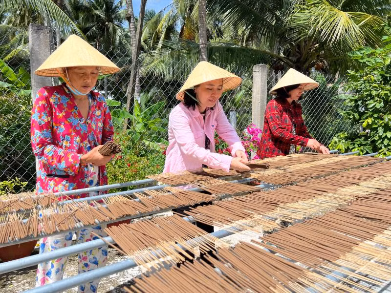 Cơ sở sản xuất nhang sinh học của cô giáo Song Đào giải quyết việc làm cho nhiều lao động nữ tại địa phương.