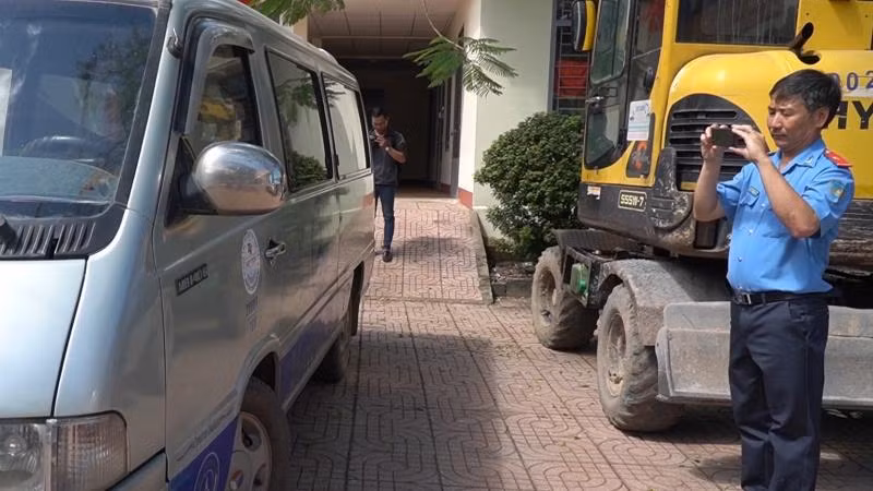 Lực lượng chức năng tỉnh Đồng Nai xử lý một xe đưa đón học sinh không bảo đảm an toàn theo quy định.