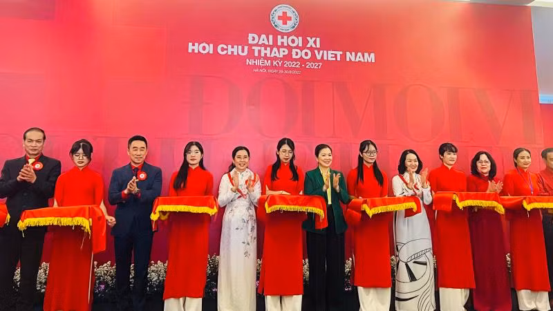 Các đại biểu cắt băng khai mạc triển lãm.