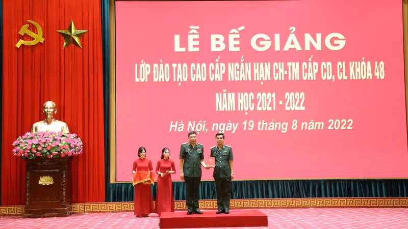 Thượng tướng Trần Việt Khoa trao giấy chứng nhận tốt nghiệp cho học viên.