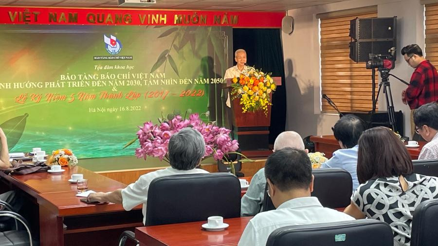 Đại biểu tham luận tại tọa đàm.