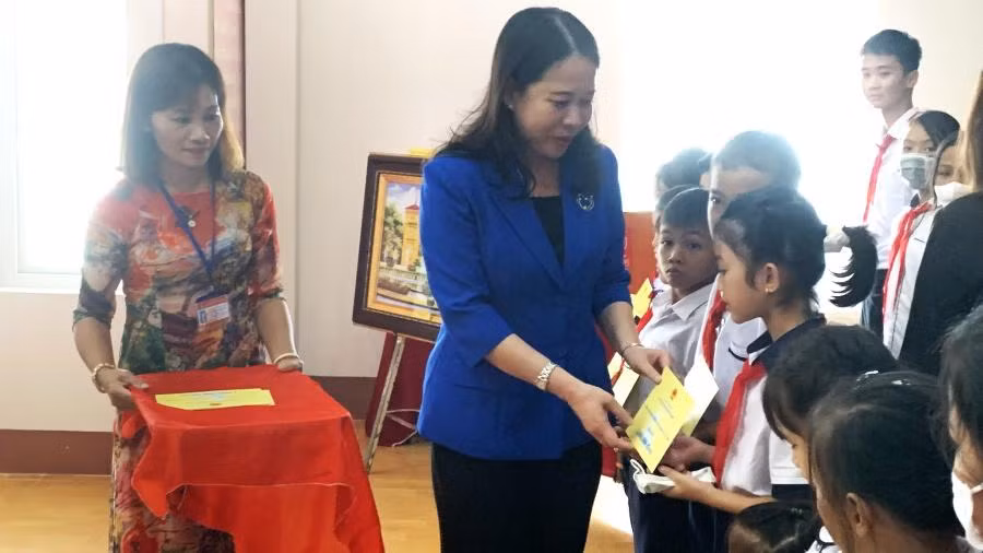 Phó chủ tịch nước Võ Thị Ánh Xuân tặng quà cho trẻ em có hoàn cảnh đặc biệt khó khăn của huyện Buôn Đôn.