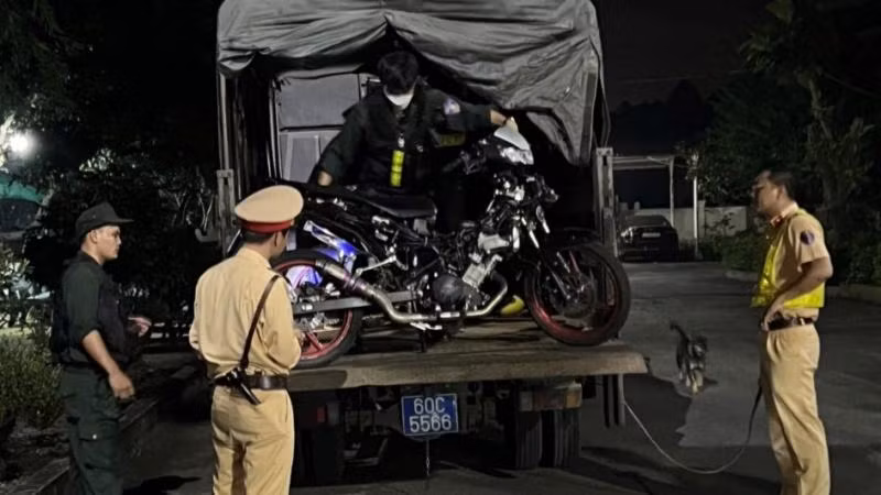 Công an tạm giữ phương tiện của nhóm thanh niên tham gia đua xe trái phép.