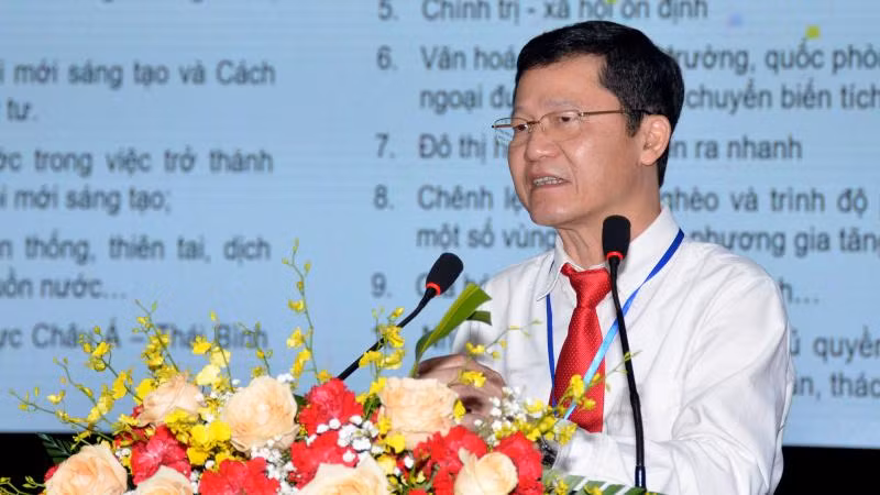 Phó Viện trưởng Viện chiến lược phát triển Nguyễn Văn Vịnh báo cáo tham luận tại hội thảo.