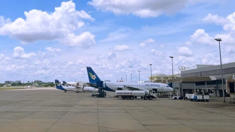 Một chiếc máy bay của Hãng hàng không nhà nước Lào (Lao Airlines) tại Sân bay quốc tế Wattay, thủ đô Vientiane, Lào. (Ảnh: TRỊNH QUỐC DŨNG)