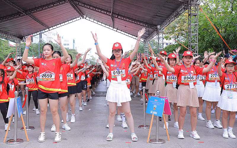 Các bạn nhỏ hào hứng với màn đồng diễn.