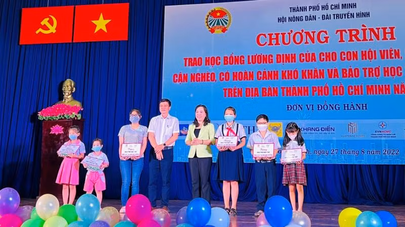 Các em học sinh nhận bảo trợ của Quỹ “Vì tầm vóc Việt”.