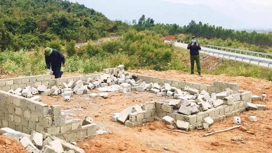 Nhiều hộ ở Quảng Bình tự giác giải tỏa công trình xây dựng trái phép trong phạm vi dự án cao tốc bắc-nam.