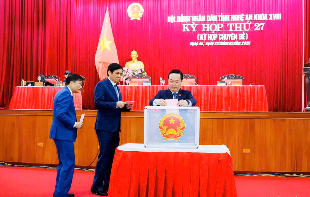 Các đại biểu bỏ phiếu bầu bổ sung Phó Chủ tịch Ủy ban nhân dân tỉnh Nghệ An nhiệm kỳ 2021-2026.