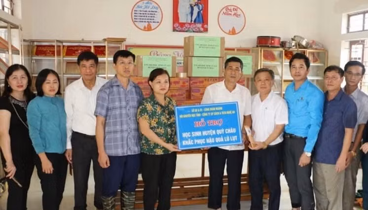 Trao quà hỗ trợ Trường Tiểu học Châu Thắng và Phòng Giáo dục huyện Quỳ Châu.