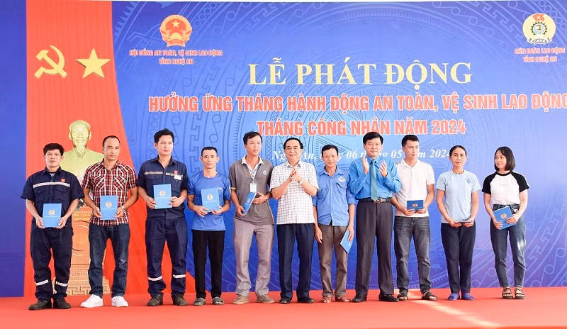 Tặng quà, động viên các lao động bị thương tật do tai nạn lao động nhân tháng công nhân năm 2024.