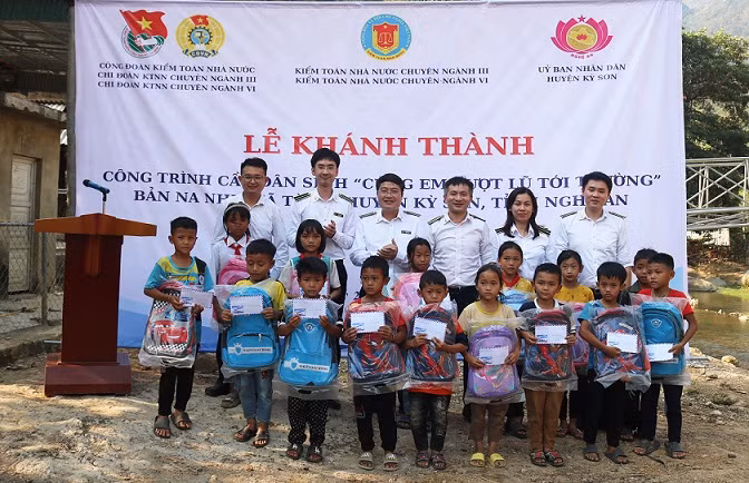 Trao quà cho học sinh nghèo vượt khó ở Tà Cạ.