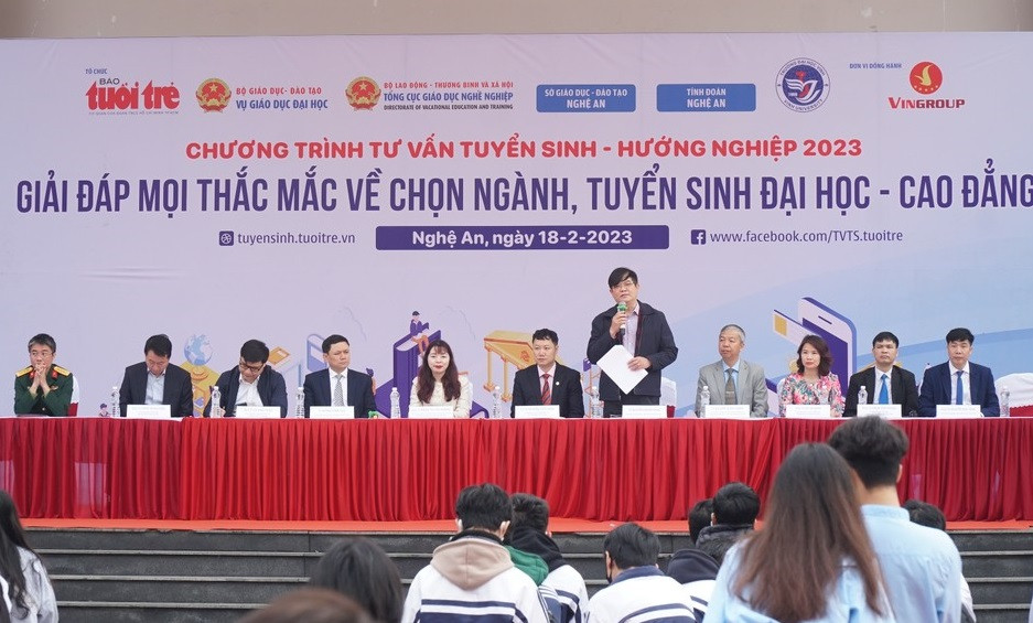 Ban tư vấn trả lời các thắc mắc cho học sinh và phụ huynh xung quanh công tác tuyển sinh năm 2023. (Ảnh: MỸ HÀ)