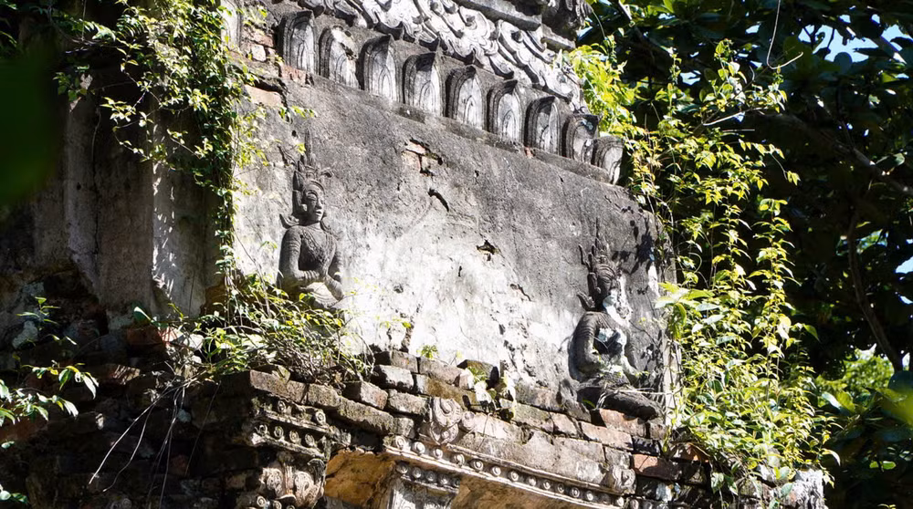 Những bức tượng Phật đắp khá tinh xảo.