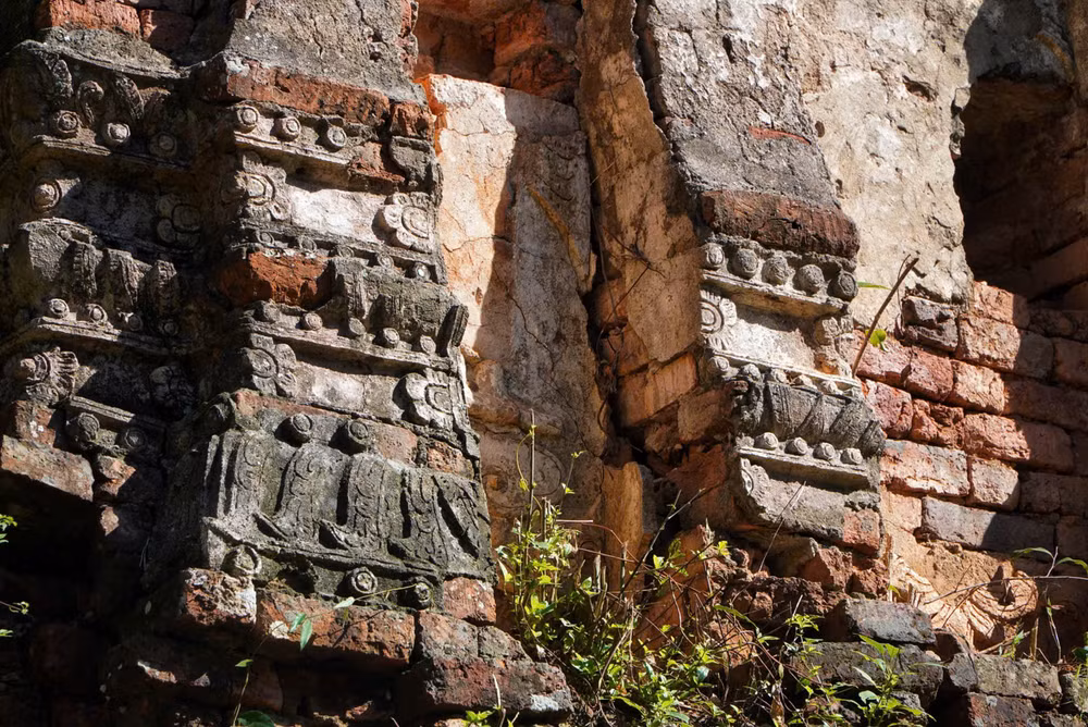 Xuất hiện nhiều vết nứt lớn và lỗ thủng nguy cơ tháp bị đổ sập bất cứ lúc nào.