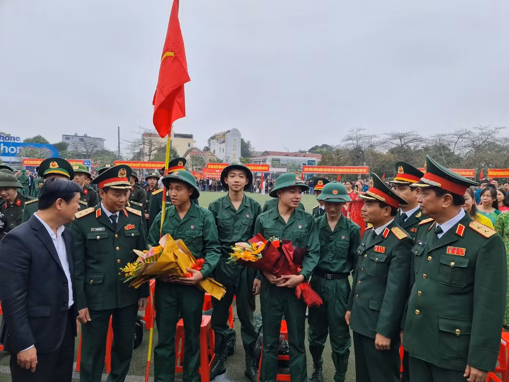 Lãnh đạo tỉnh Nghệ An và Quân khu gặp gỡ các tân binh trước giờ về đơn vị mới.