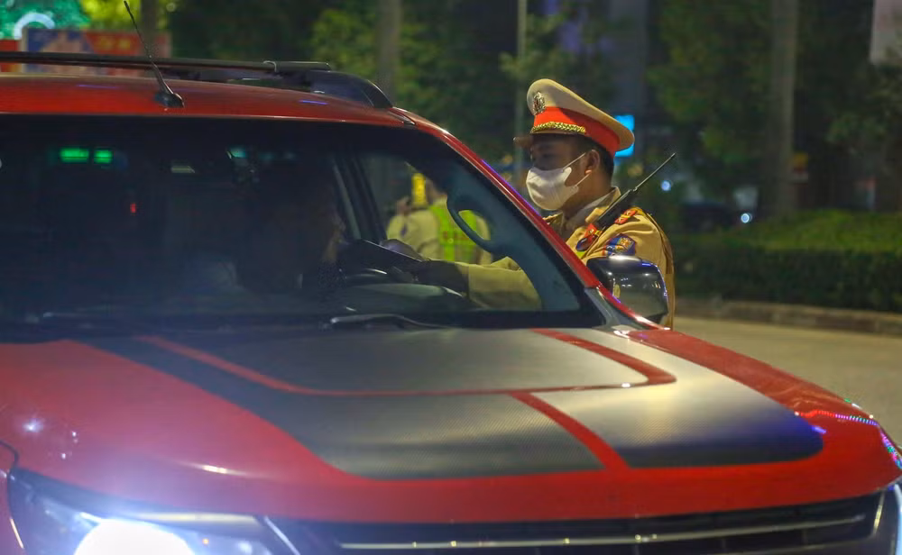 Cảnh sát giao thông thành phố Vinh tổ chức kiểm tra nồng độ cồn. (Ảnh Đình Tuyên)