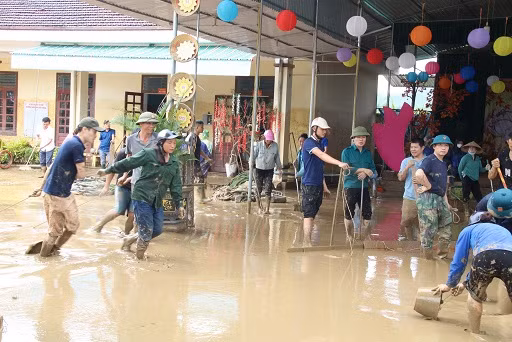 Huy động các lực lượng dọn vệ sinh sau lũ ở các trường học, trạm y tế, trụ sở.