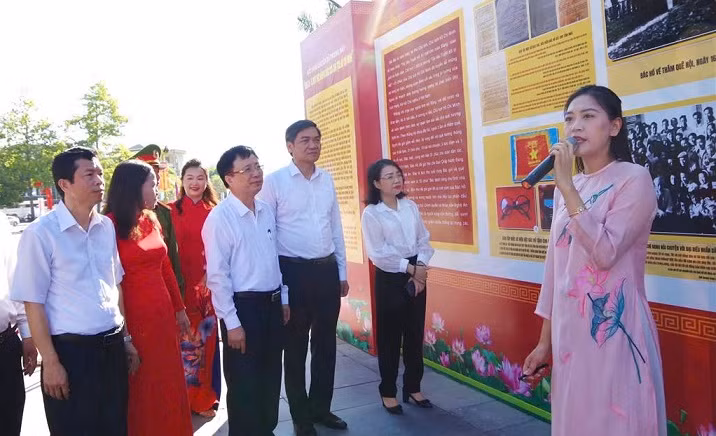 Các đại biểu tham quan trưng bày. (Ảnh: Trọng Kiên)