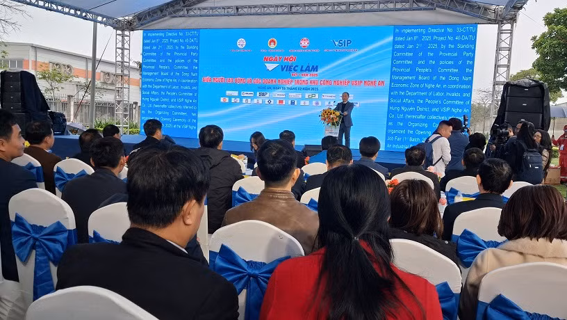 Tổ chức ngày hội việc làm năm 2025 tại Khu Công nghiệp VSIP thu hút hàng nghìn lao động quan tâm.