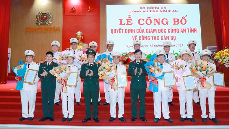 Lãnh đạo Công an tỉnh trao quyết định, chúc mừng các đồng chí nghỉ công tác trước hạn tuổi phục vụ cao nhất trong Công an nhân dân. (Ảnh: Trọng Tuấn)