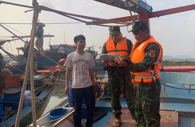 Bộ đội Biên phòng tuyên truyền công tác phòng, chống khai thác IUU cho ngư dân.