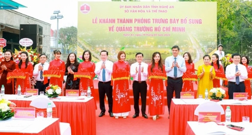 Cắt băng khánh thành Phòng trưng bày bổ sung về quảng trường Hồ Chí Minh.