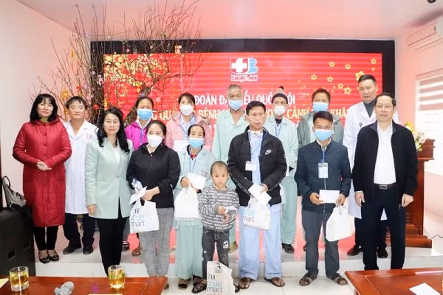 Thăm và tặng quà cho bệnh nhân đang điều trị trong dịp Tết Nguyên đán Quý Mão 2023 tại Bệnh viện U bướu Nghệ An. Thăm và tặng quà cho bệnh nhân đang điều trị trong dịp Tết Nguyên đán Quý Mão 2023 tại Bệnh viện U bướu Nghệ An.