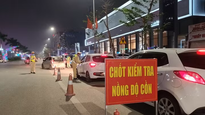 Công an thành phố Vinh lập chốt kiểm tra nồng độ cồn trên tuyến giao thông vào giờ cao điểm buổi tối.
